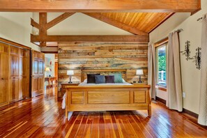 4 bedrooms - The Main House - Lakefront Home With Private hot tub & Balcony (Huddleston)