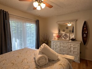 House, Multiple Beds, Patio (Humble Hideaway) - Humble Hideaway - Inviting Lakefront Home With Firepit, Balcony & W/D - Dog-friendly (Moneta)
