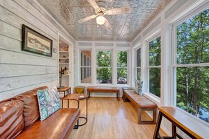 Casa, varias camas (Lakefront Tranquility at Smith) | Zona de estar