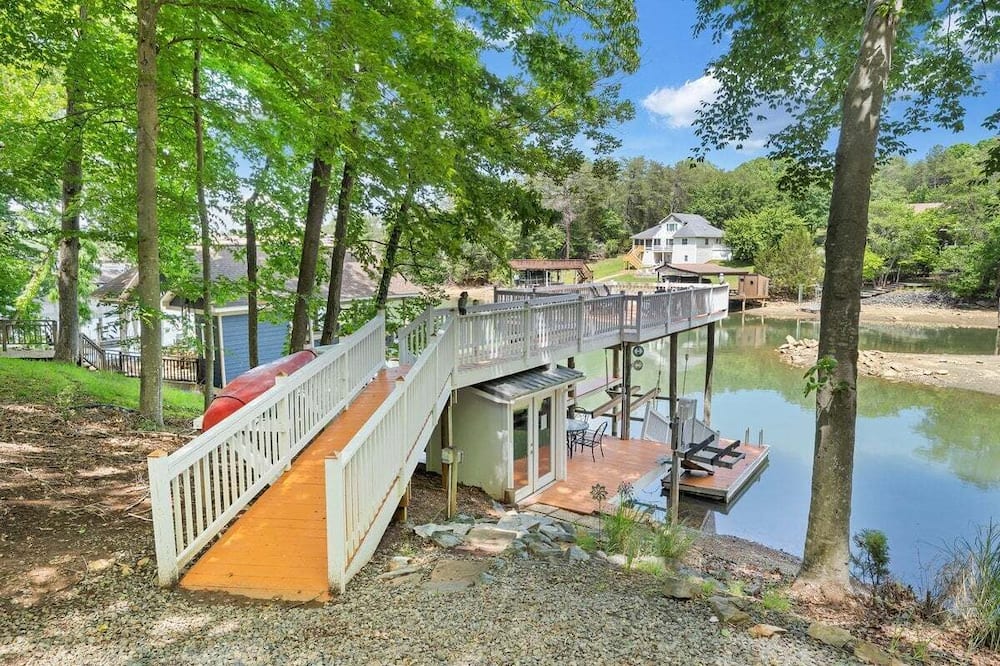 Lakefront Tranquility - Lakefront Home With Views, Private hot Tub/dock, Deck, Free Wifi - Westlake Corner, VA