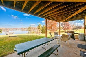 Outdoor dining - Three Sheets to the Wind - Dog-friendly Lakefront Home With Dock, & Kayaks (Moneta)