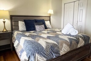 House, Multiple Beds, Hot Tub (LakeDaze) - Lakedaze - Spacious Dog-friendly Lakefront House W/dock, hot tub & Putting Green (Moneta)