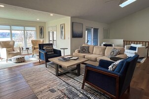 House, Multiple Beds, Hot Tub (LakeDaze) | Living area