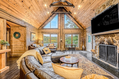 Cabin on the Cove - Luxe Lakefront Pet Friendly Cabin on 5 Acres With Huge Dock