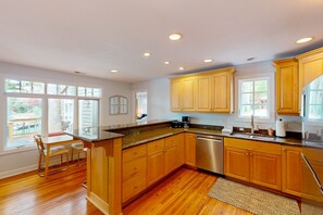 Cottage, Multiple Beds, Hot Tub (Bears Den at Acorn Dr) | Private kitchen