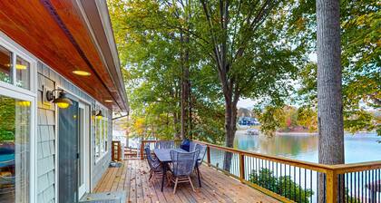 Bears Den at Acorn Dr - Spacious pet Friendly Cottage With Balcony, Dock, and hot tub
