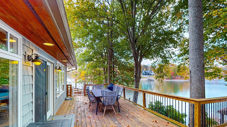 Bears Den at Acorn Dr - Spacious pet Friendly Cottage With Balcony, Dock, and hot tub