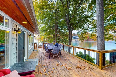 Bears Den at Acorn Dr - Spacious pet Friendly Cottage With Balcony, Dock, and hot tub