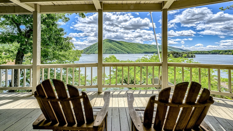 Our Point of View - Lakefront Home With hot Tub, Pool Table, Dock - Dog-friendly