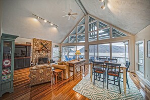 Interior - Our Point of View - Lakefront Home With hot Tub, Pool Table, Dock - Dog-friendly (Huddleston)