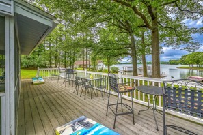 Terrace/patio - Evergreen - Lakefront Home With Dock, Screened Porch, AC & Kayaks (Moneta)