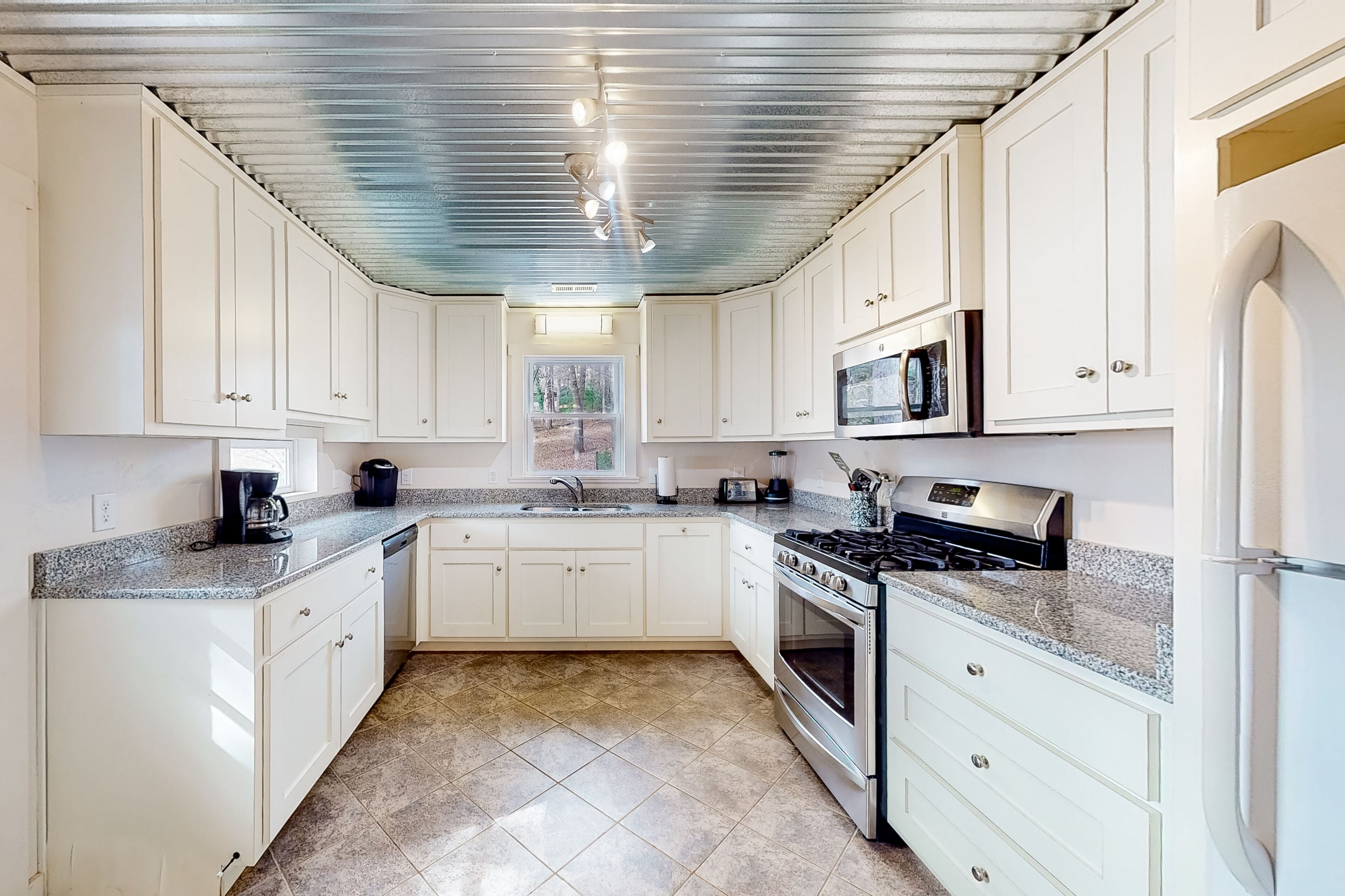 House, Multiple Beds, Fireplace (Evergreen) | Private kitchen