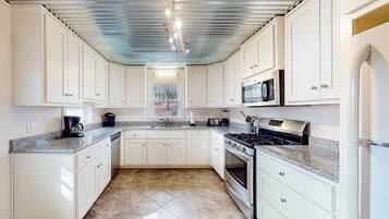 House, Multiple Beds, Fireplace (Evergreen) | Private kitchen