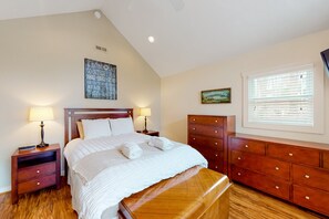 3 bedrooms - Evergreen - Lakefront Home With Dock, Screened Porch, AC & Kayaks (Moneta)