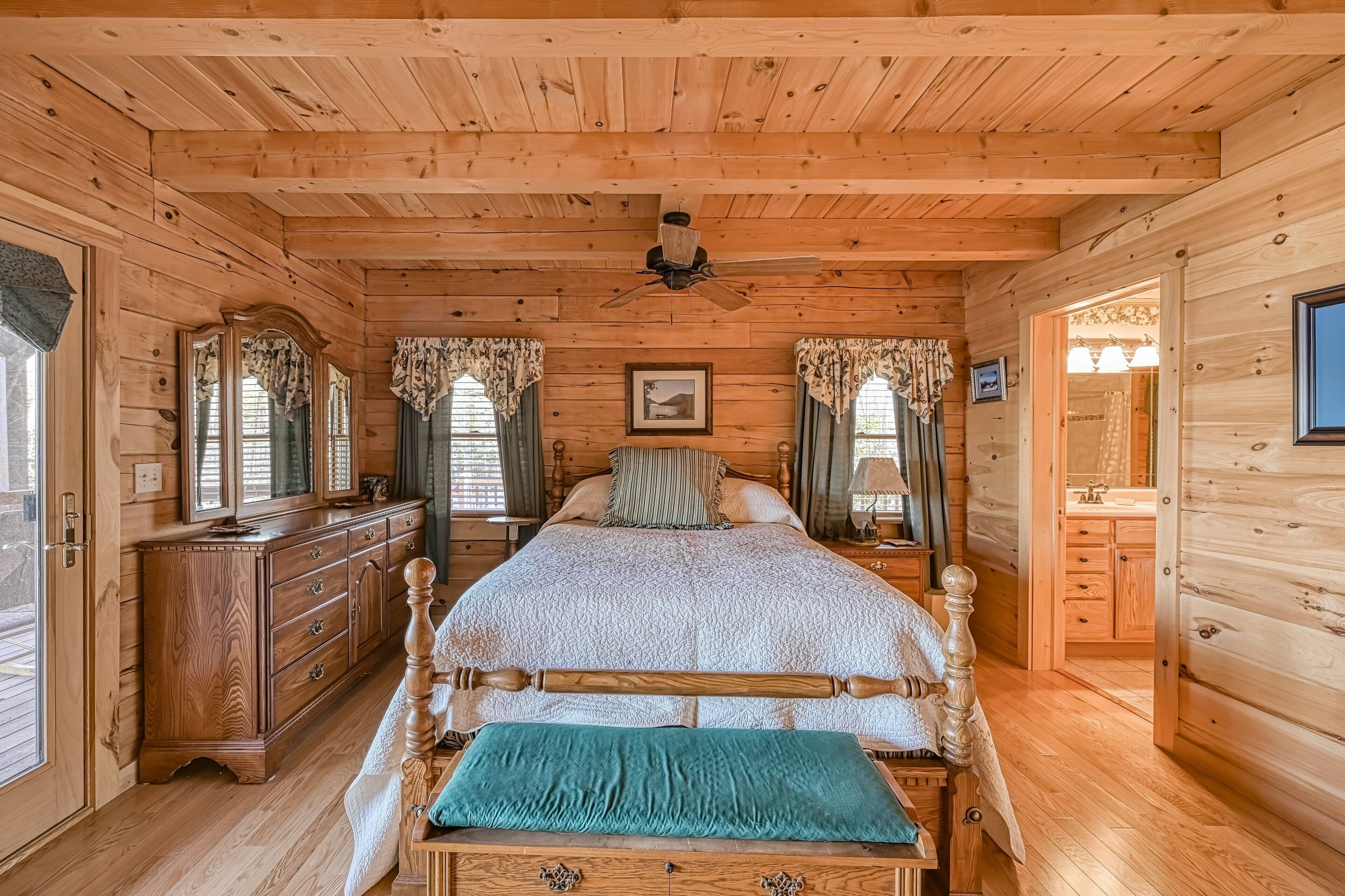 4 bedrooms, individually decorated, individually furnished, bed sheets