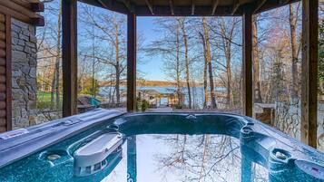 Outdoor spa tub