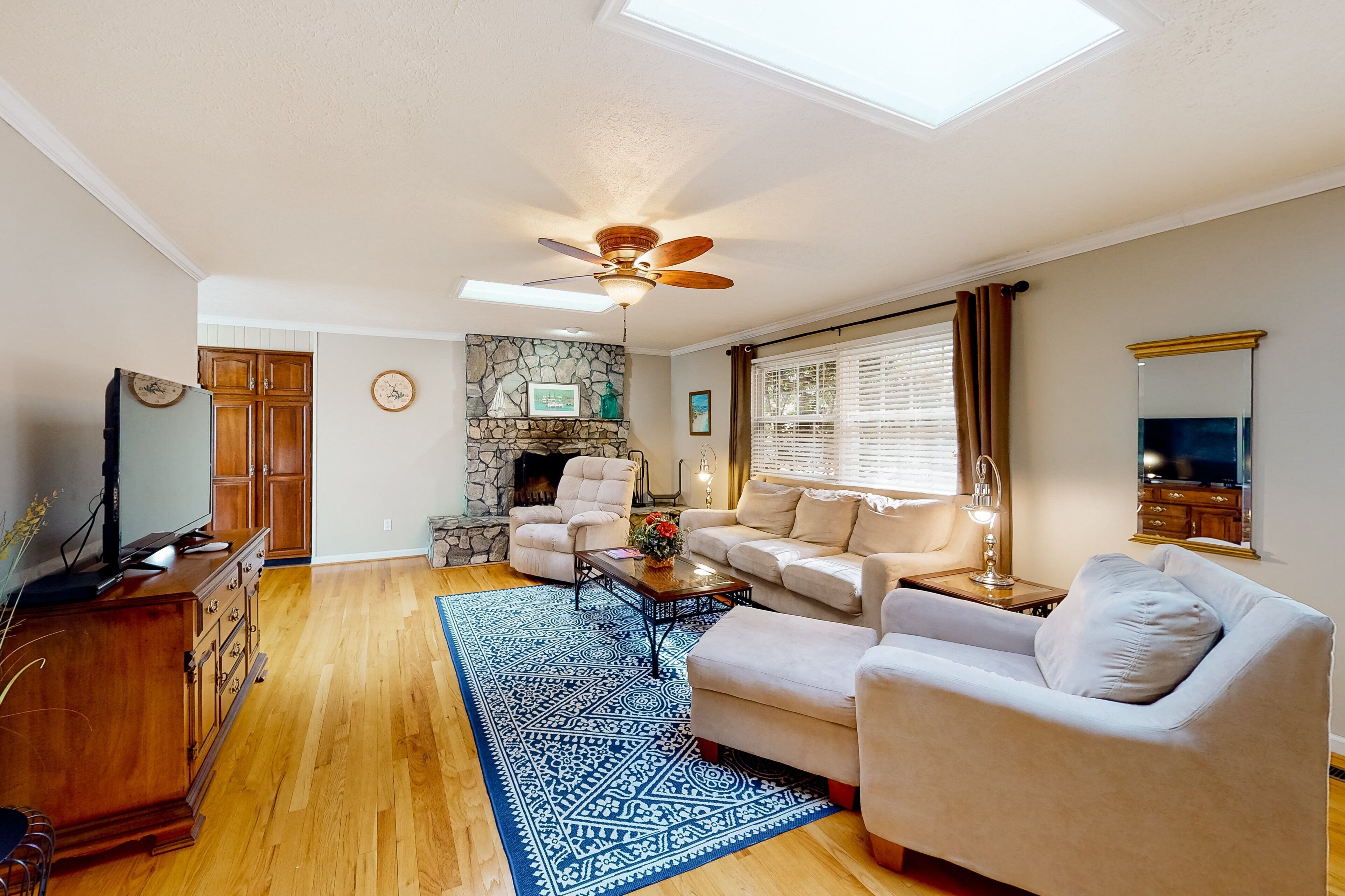 House, Multiple Beds (Lake Escape) | Living area
