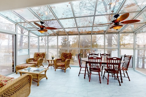 Lake Escape - Lakefront Home With Private Dock, hot Tub, Game Room