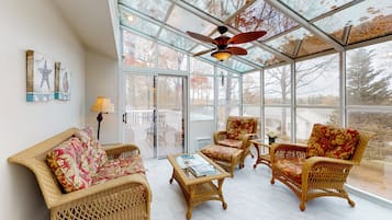 House, Multiple Beds (Lake Escape) | Living area