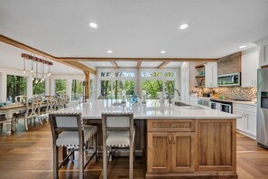 Private kitchen - Lake Grace - Lakefront, Private Dock & Hot Tub (Moneta)