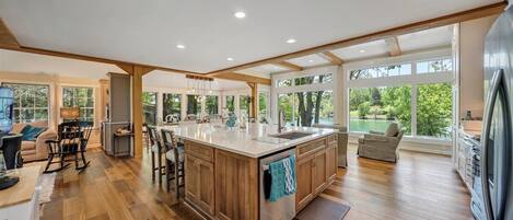 House, Multiple Beds, Hot Tub (LAKE Grace) | Private kitchen