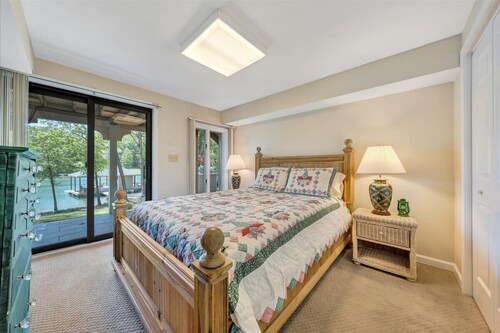 Lake Grace - Lakefront, Private Dock & Hot Tub