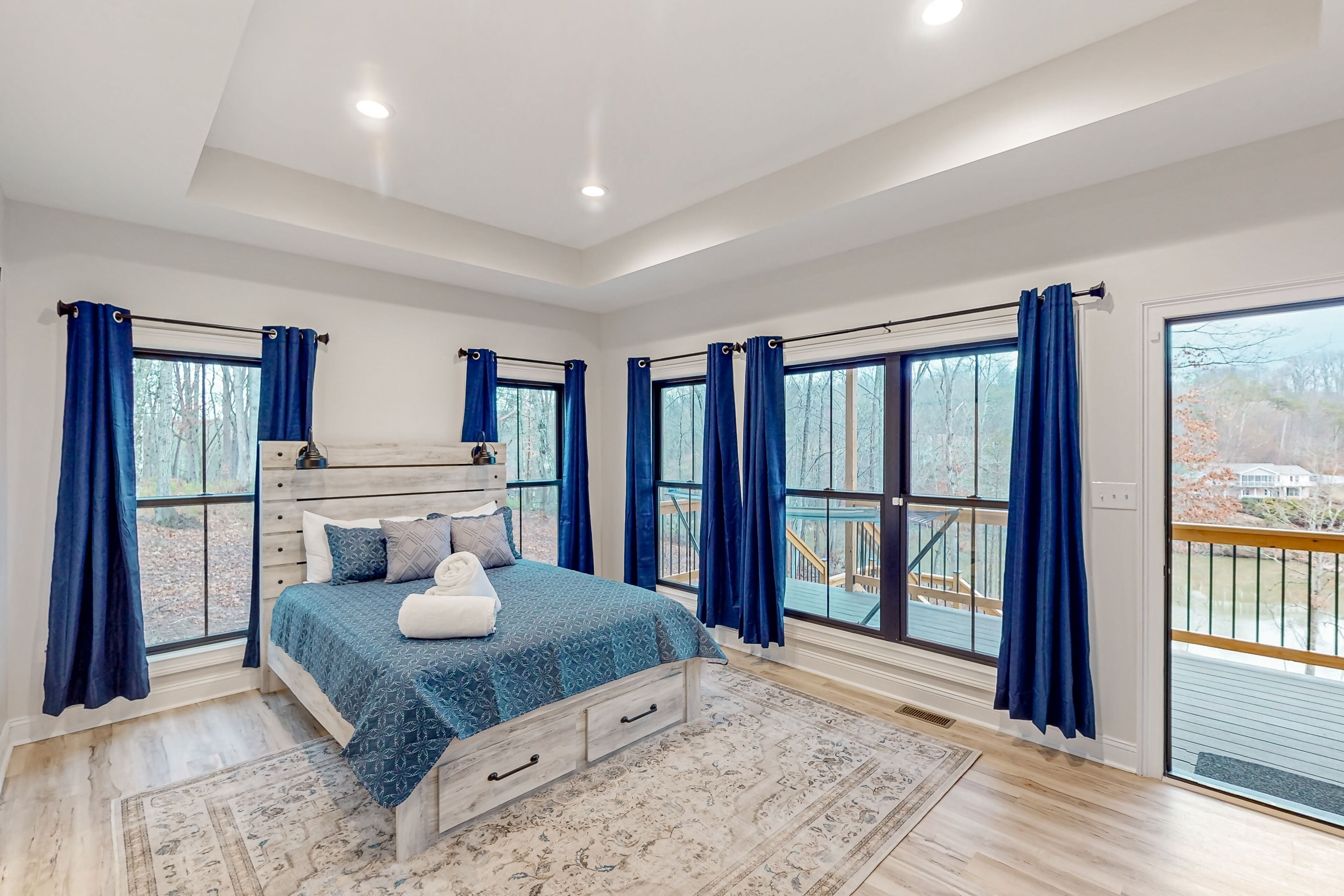 House, Multiple Beds (LaWi Lakehouse) | 3 bedrooms, individually decorated, individually furnished, bed sheets