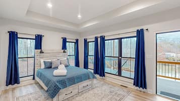 House, Multiple Beds (LaWi Lakehouse) | 3 bedrooms, individually decorated, individually furnished, bed sheets
