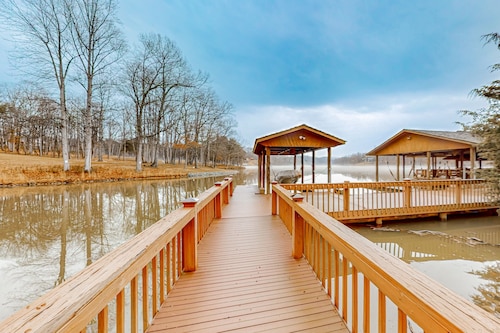 Lawi Lakehouse - Stunning Lakefront Oasis With a Kayak, Large Deck, Games, & Tranquil Views