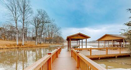 Lawi Lakehouse - Stunning Lakefront Oasis With a Kayak, Large Deck, Games, & Tranquil Views