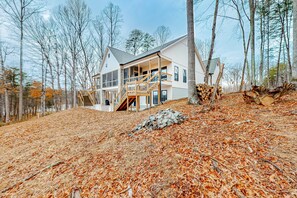 Exterior - Lawi Lakehouse - Stunning Lakefront Oasis With a Kayak, Large Deck, Games, & Tranquil Views (Wirtz)