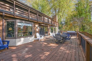 Outdoor dining - Herons Rest - Lakefront Home With Dock, Pool Table, & hot tub - Dogs OK (Moneta)