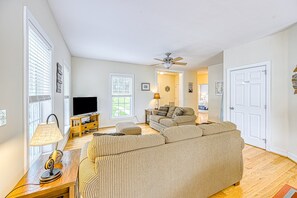 Living area - Lake Lover's Delight - Lakefront Home With Private Dock & Pool Table - Dogs OK (Moneta)