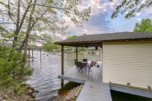 Outdoor dining - Lake Lover's Delight - Lakefront Home With Private Dock & Pool Table - Dogs OK (Moneta)