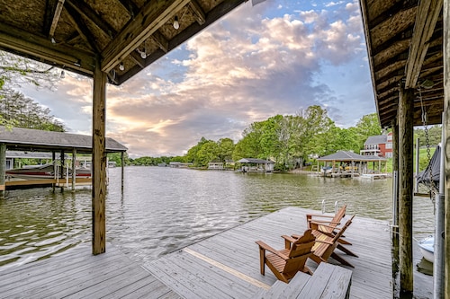Lake Lover's Delight - Lakefront Home With Private Dock & Pool Table - Dogs OK