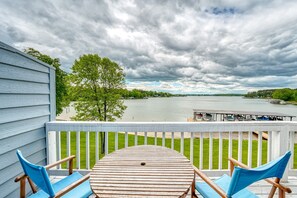Outdoor dining - Sunset Cove - Waterways Lakefront Retreat With Boat Slip, Pool & Beach - Dogs OK (Huddleston)