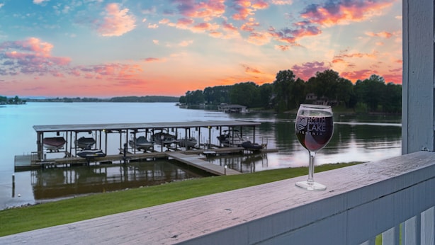 Vista del lago con un muelle y una copa de vino de Smith Mountain Lake, Virginia.