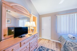 2 bedrooms - Sunset Cove - Waterways Lakefront Retreat With Boat Slip, Pool & Beach - Dogs OK (Huddleston)