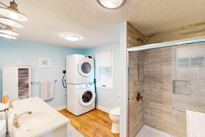 Maison, plusieurs lits, patio (Otter Crossing) | Salle de bain