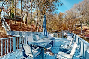 Outdoor dining - Lakeside Park - Spacious pet Friendly House W/hot Tub, Kayaks, air Hockey, Deck & Patio (Moneta)