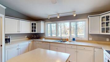 House, Multiple Beds, Hot Tub (Lakeside Park) | Private kitchen