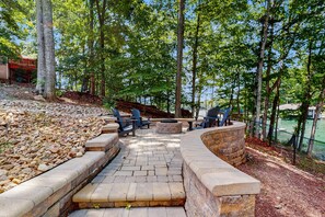 Terrace/patio - Pawsitive Retreat - Pet Friendly Home With Enclosed Yard, hot Tub, 2 Kayaks, 2 Sups & Inflatables (Huddleston)