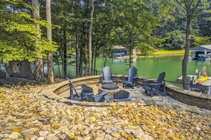 Terrace/patio - Pawsitive Retreat - Pet Friendly Home With Enclosed Yard, hot Tub, 2 Kayaks, 2 Sups & Inflatables (Huddleston)