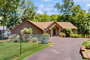 Exterior - Pawsitive Retreat - Pet Friendly Home With Enclosed Yard, hot Tub, 2 Kayaks, 2 Sups & Inflatables (Huddleston)