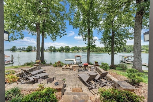 Cove Retreat - Spacious 7 Bedroom Home!