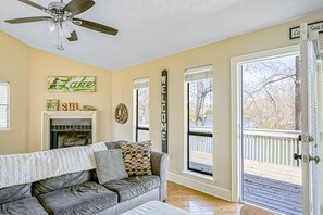 Living area - Amuse Cove - Lakefront Home With Private Dock, Pool, Tennis & Wide Boat Launch (Moneta)