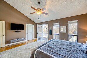 4 bedrooms - Amuse Cove - Lakefront Home With Private Dock, Pool, Tennis & Wide Boat Launch (Moneta)