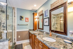 Bathroom - Amuse Cove - Lakefront Home With Private Dock, Pool, Tennis & Wide Boat Launch (Moneta)
