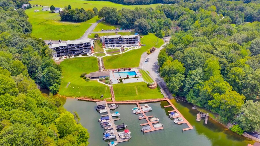 Sunset Landing - Waterfront Condo With Lake-view Deck, Tennis Court & Pool