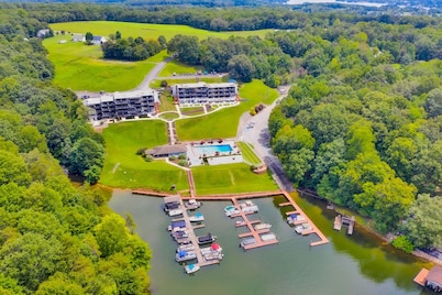 Sunset Landing - Waterfront Condo With Lake-view Deck, Tennis Court & Pool